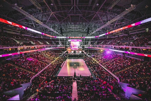 2022世界杯品牌整合营销案例 - 大型体育场内的品牌广告与球迷互动