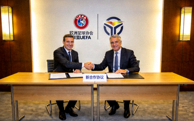 与欧洲足球协会联盟UEFA达成新合作 - 双方代表握手签约